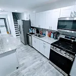 Luxurious 3 Bedroom Apt With A Beautiful Balcony