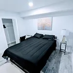 Luxurious 3 Bedroom Apt With A Beautiful Balcony