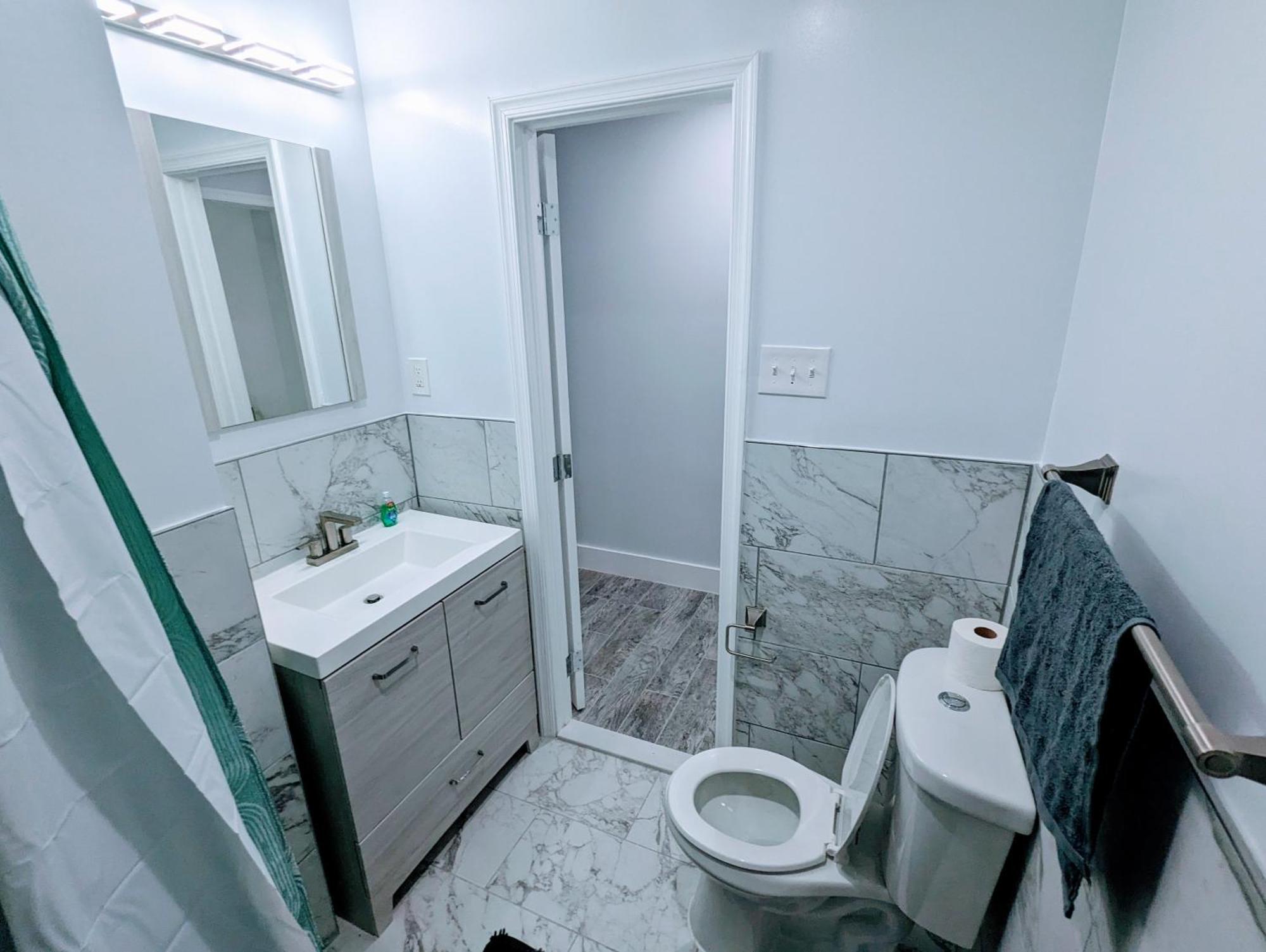 Apartment Luxurious 3 Bedroom With A Beautiful Balcony *