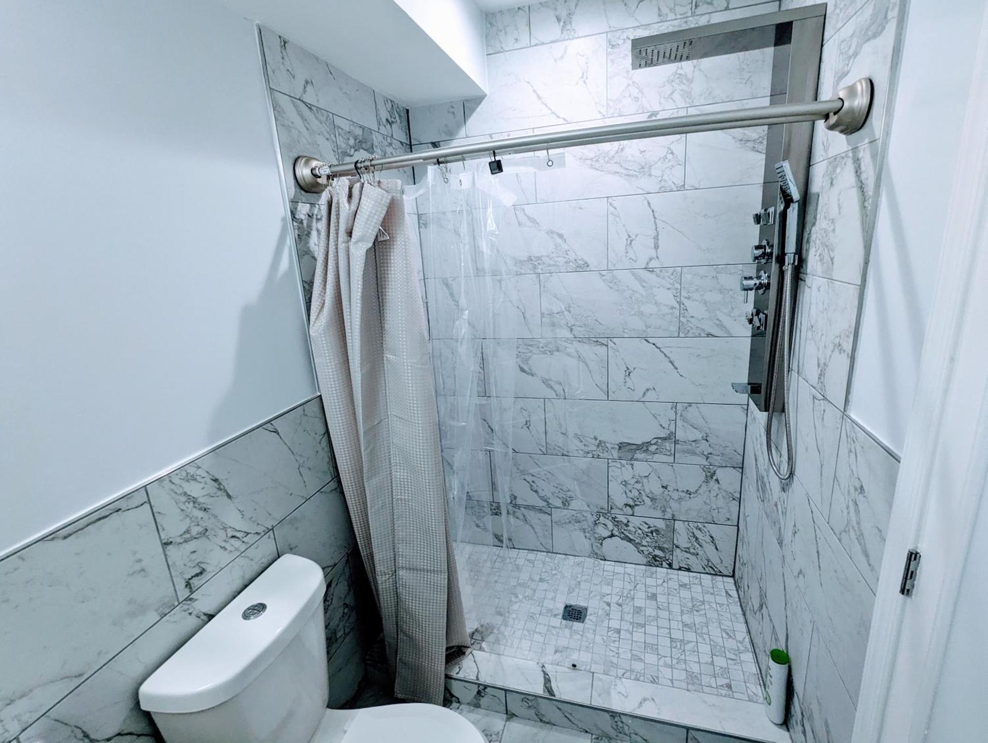 Luxurious 3 Bedroom With A Beautiful Balcony Apartment *
