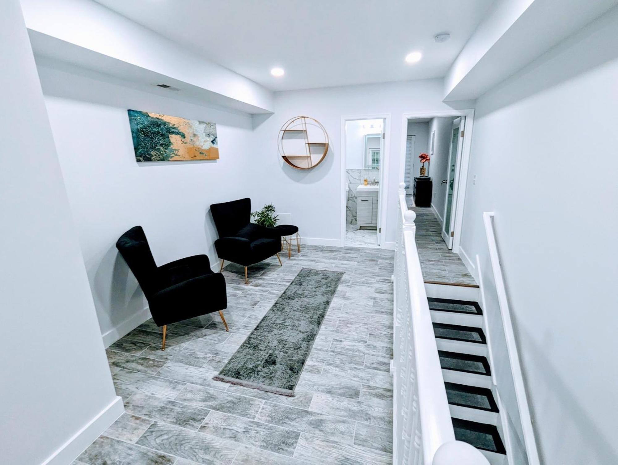 Luxurious 3 Bedroom With A Beautiful Balcony Apartment *