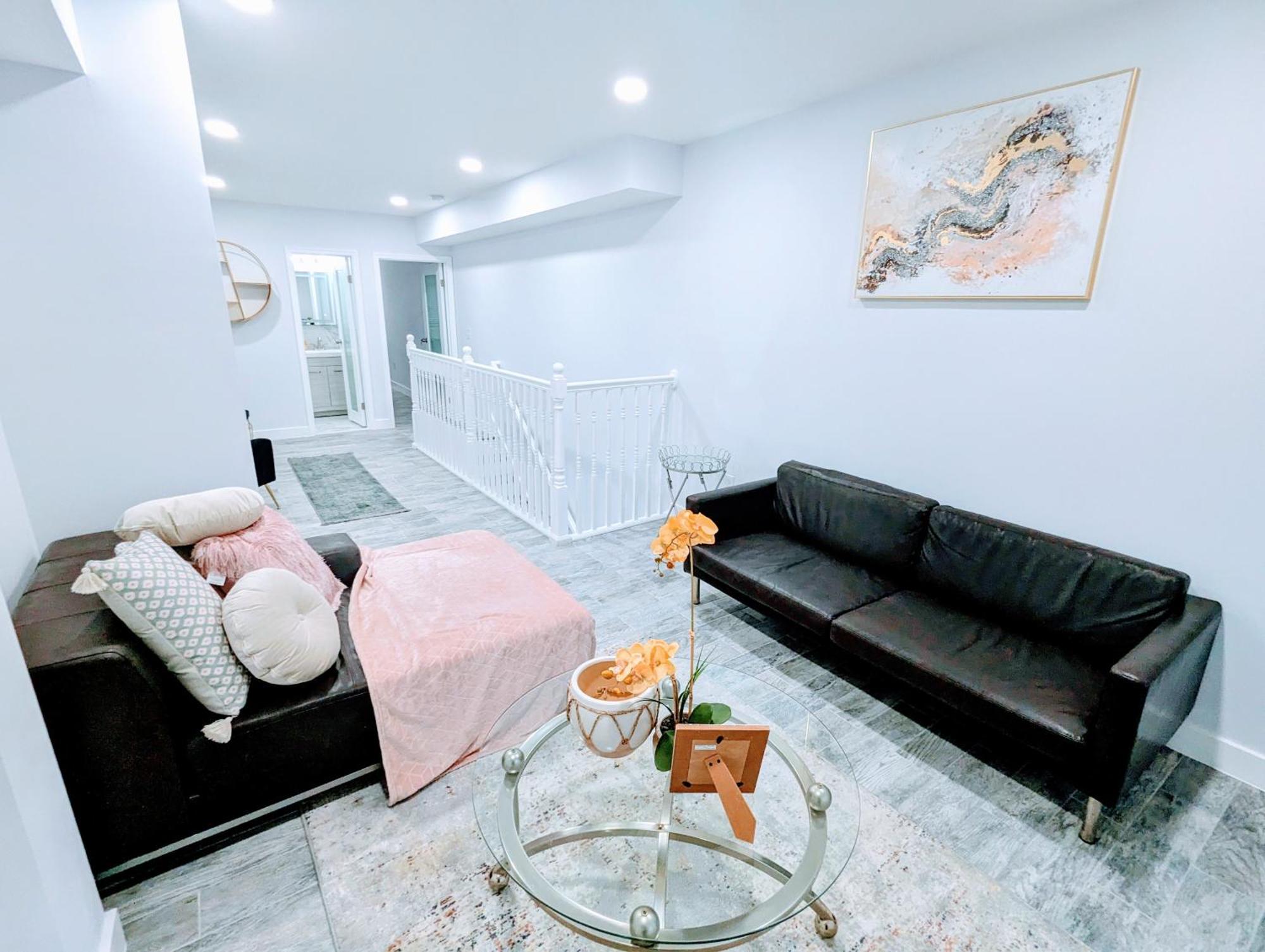 Luxurious 3 Bedroom With A Beautiful Balcony Apartment *