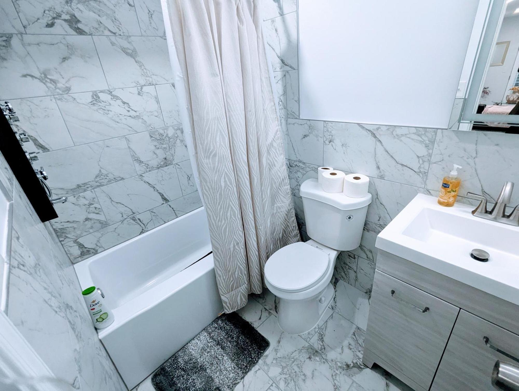 Luxurious 3 Bedroom With A Beautiful Balcony Apartment *