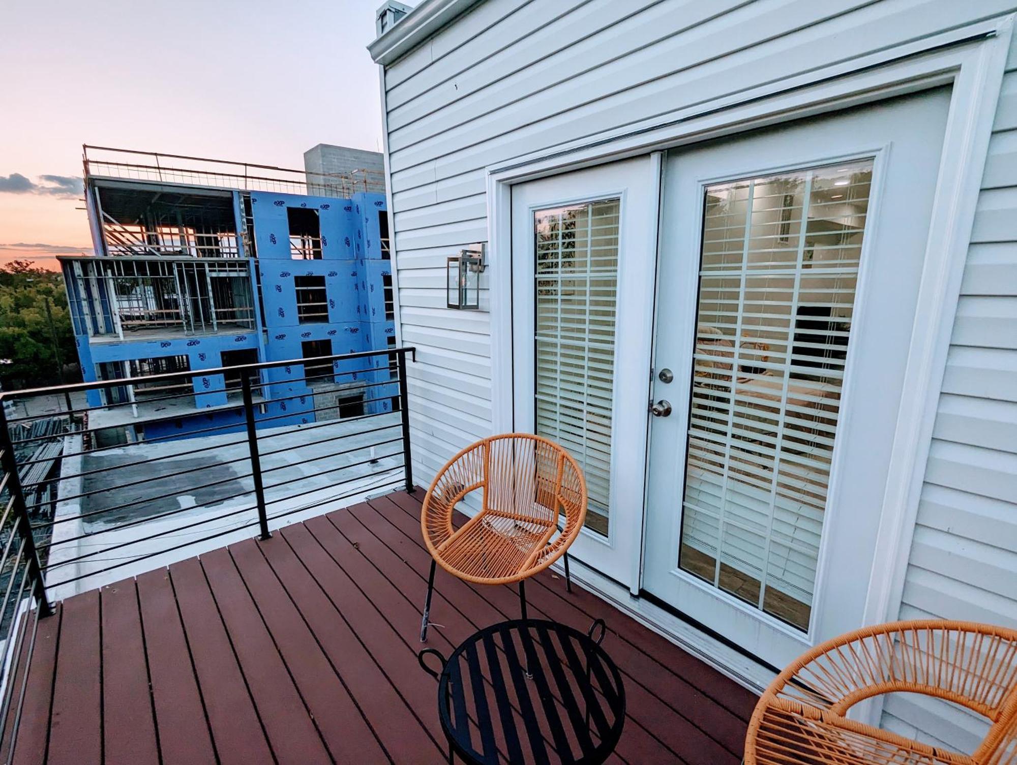 Luxurious 3 Bedroom With A Beautiful Balcony Washington