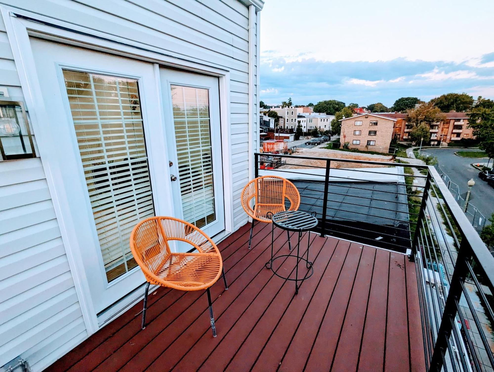 Luxurious 3 Bedroom With A Beautiful Balcony Apartment *