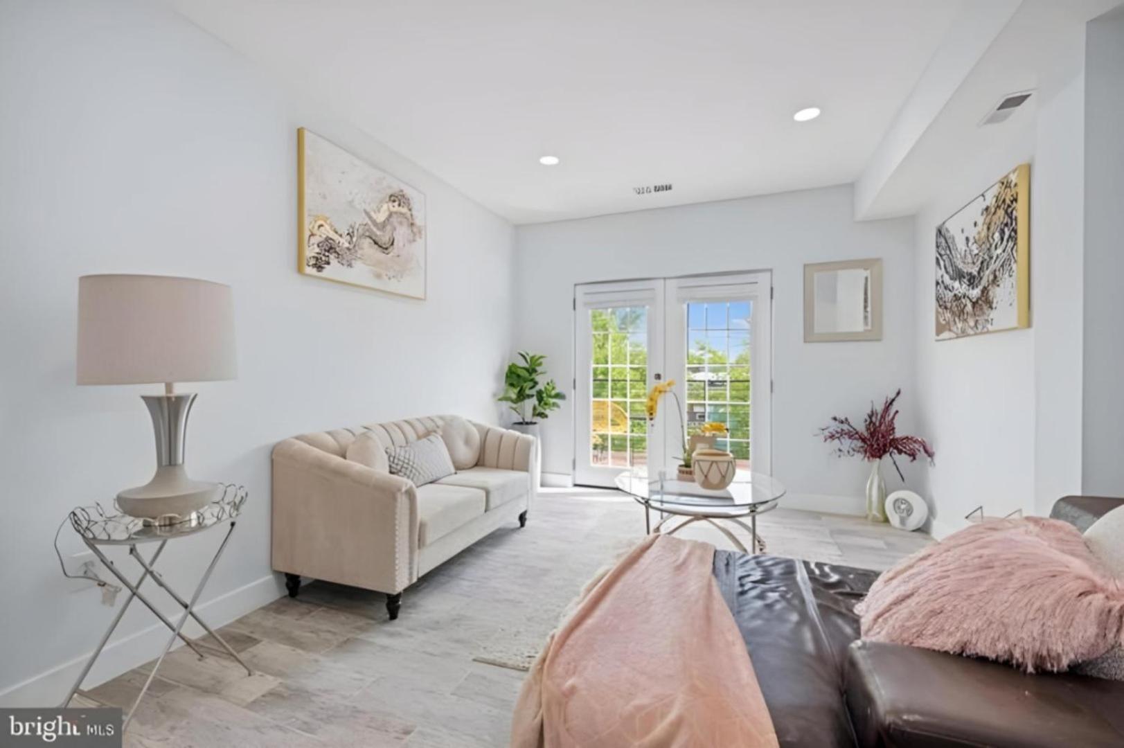 Apartment Luxurious 3 Bedroom With A Beautiful Balcony *